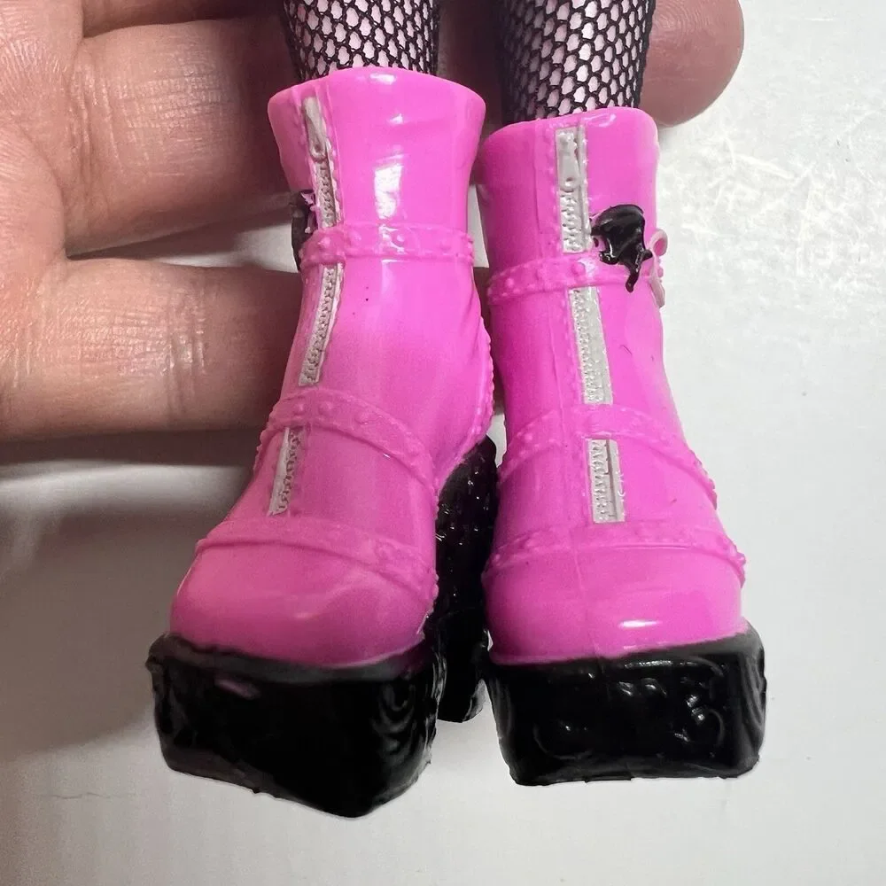 Monster High G3 Draculaura Core Refresh Fashion Doll w/ Backpack Outfits